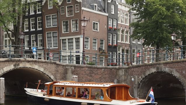 ท่องเที่ยวเรือคลองยามเช้าในกลุ่มเล็กที่อัมสเตอร์ดัม