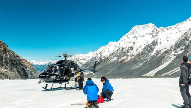 Nowa Zelandia: Lot helikopterem i trekking po lodowcu Tasman/Fox/Franz Josef z profesjonalnym sprzętem + eksploracja niebieskiej jaskini lodowej + różne godziny dostępne