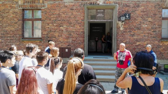 Krakow: Auschwitz Guided Tour with Pickup and Optional Lunch