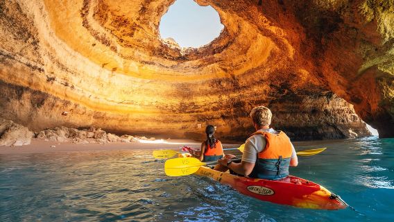 Algarve: Excursión en kayak al amanecer por la cueva de Benagil con ducha