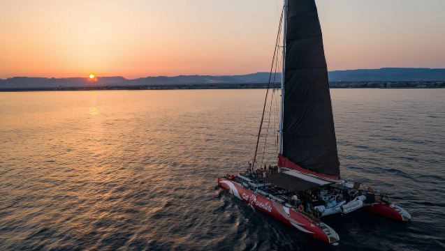 Cambrils: Sunset Catamaran Cruise & Drinks w/ Sunbed