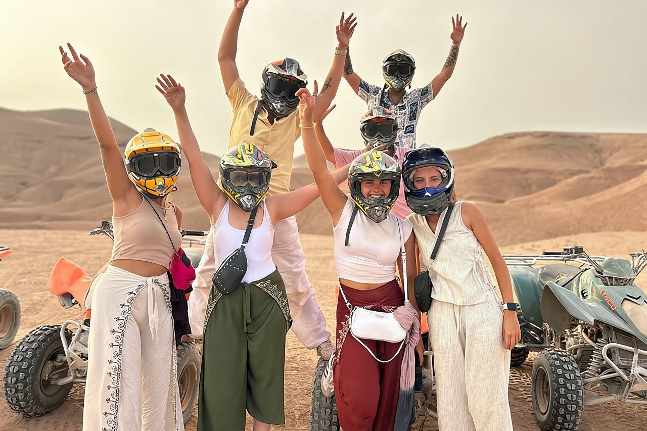 Paseo en camello al atardecer por el desierto de Agafay, quad y cena con espectáculo de fuego