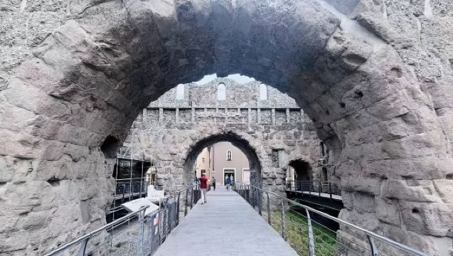 包車暢遊費尼斯城堡+奧斯塔古城+庫馬約爾+滑雪場