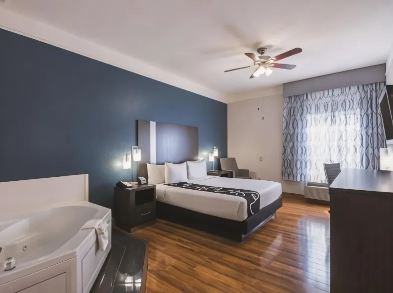 La Quinta Inn & Suites by Wyndham Kingwood Houston IAH Airpt