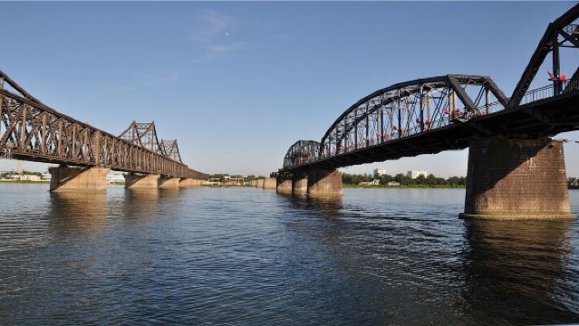 Dandong Private Guided 1-Day Tour Yalu River Broken Bridge Moon Island Hushan Great Wall