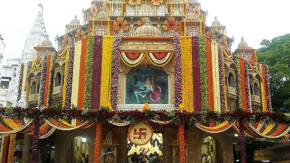 Pune Walking Tour with a Punekar