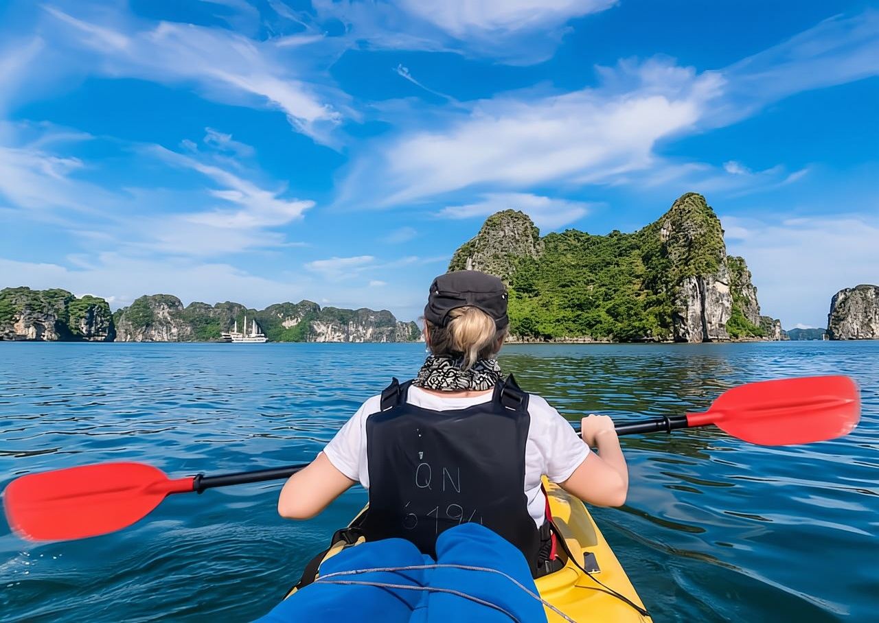 Depuis Hanoi : excursion d'une journée dans la baie d'Along avec croisière de luxe