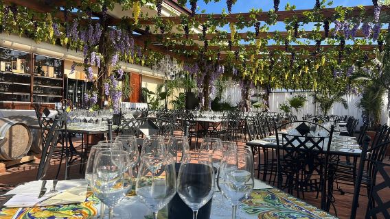 Mittagessen auf der Veranda und Weinprobe