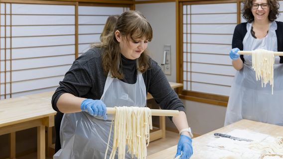 Takamatsu: Udon Noodle Luxury Bus Tour With Cooking Class