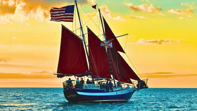 Pengalaman Berlayar saat Matahari Terbenam oleh Suncoast Sailing!