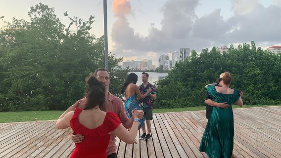 Pengalaman Kelas Salsa Luar di San Juan