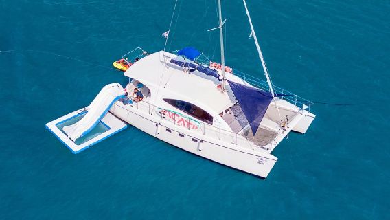 Pelayaran kapal layar di Pattaya, Thailand, tersedia untuk parti, aktiviti, kumpulan korporat besar dan pelbagai bot dengan pilihan penyesuaian.