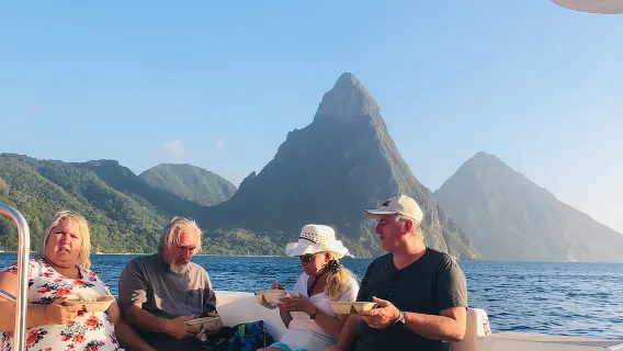Excursion privée en bateau à Sainte-Lucie avec bain de boue, cascade et temps libre à la plage