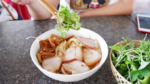 夜間美食步行導覽、民俗遊戲與燈籠船