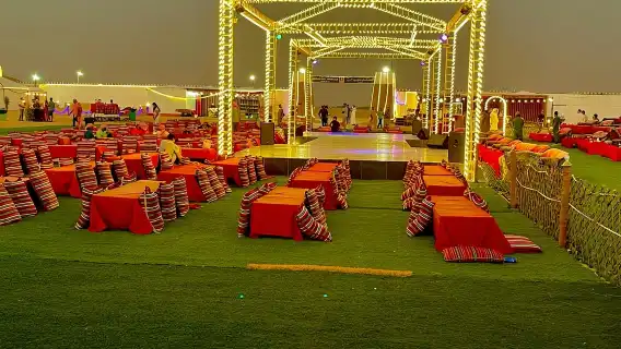 自行前往沙漠探險 (含獵鷹合照)