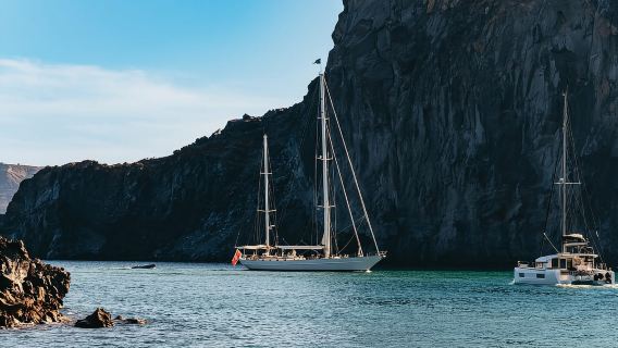 Santorini: Catamaran Cruise with Meals and Drinks