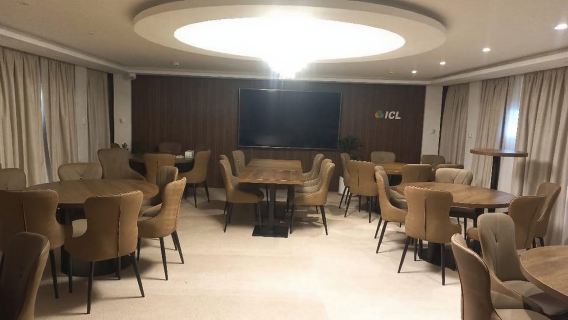 ドバイ:アル・シーフ最大のダウ船ディナークルーズ(ライブショー付き)