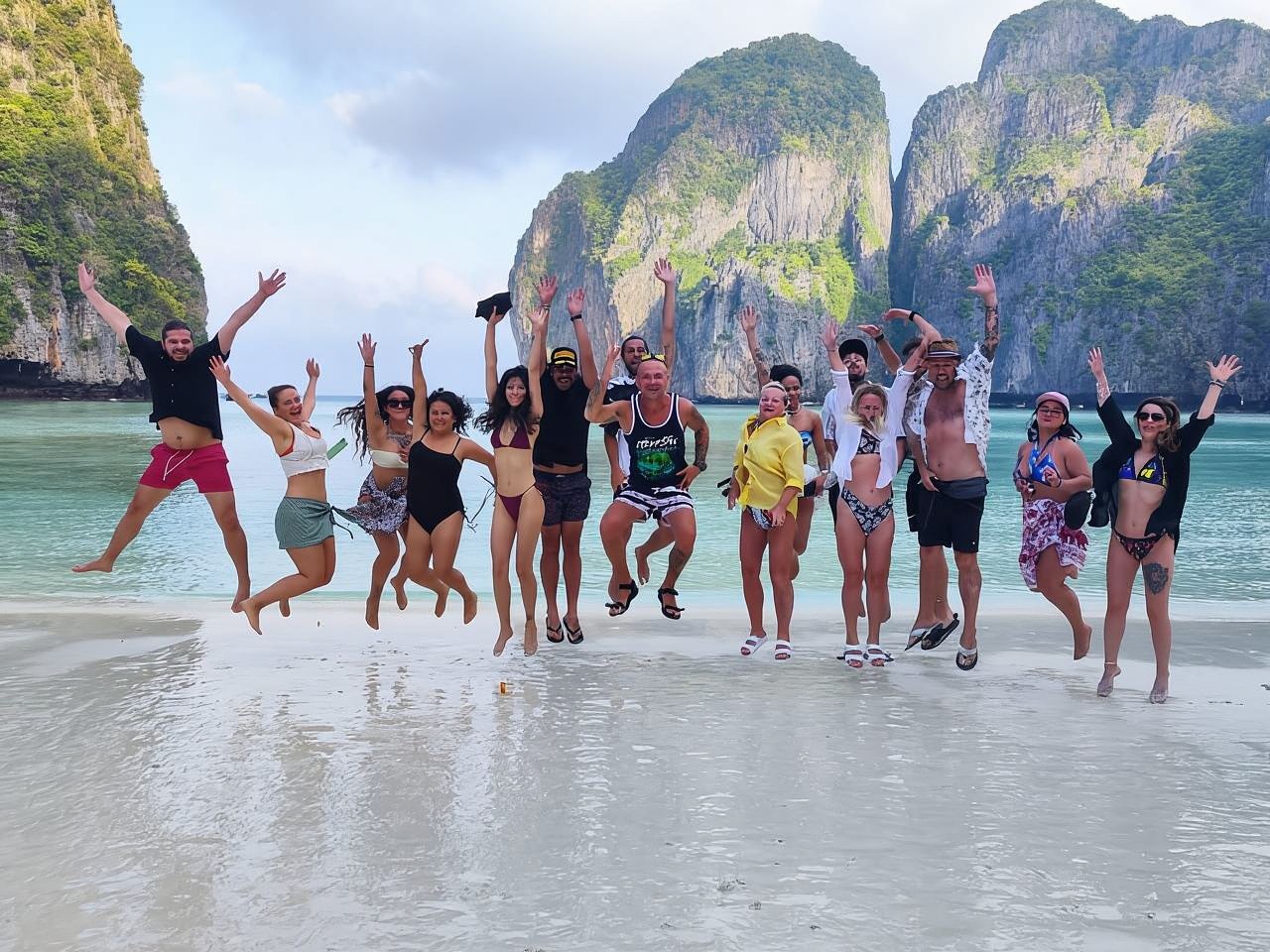 เกาะพีพี: ทัวร์นอนเรืออ่าวมาหยา พร้อมดำน้ำตื้นและชมพระอาทิตย์ตก