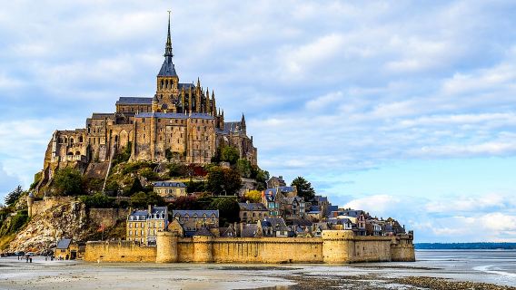Tour di un giorno all'Abbazia di Mont-Saint-Michel da Parigi con biglietto d'ingresso e trasporto di andata e ritorno