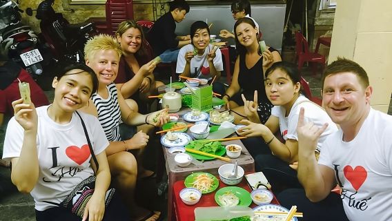 Visite nocturne de la gastronomie de rue de Hué en scooter