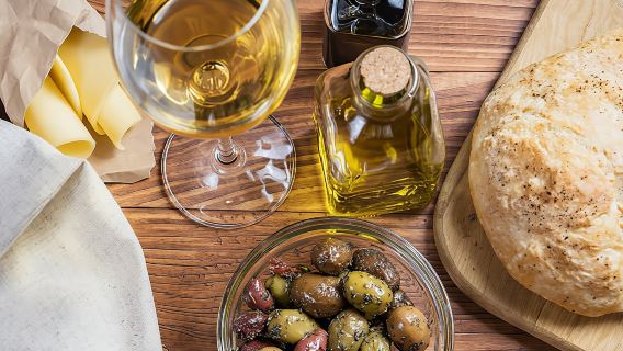 Visit to the Di Giovanna winery with tasting of four wines and a light lunch