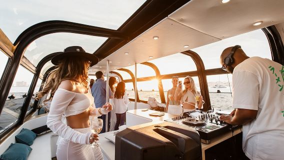 ปาร์ตี้ดีเจยามพระอาทิตย์ตกดินที่ลิสบอน – เรือหรู พิซซ่า และบาร์เปิด