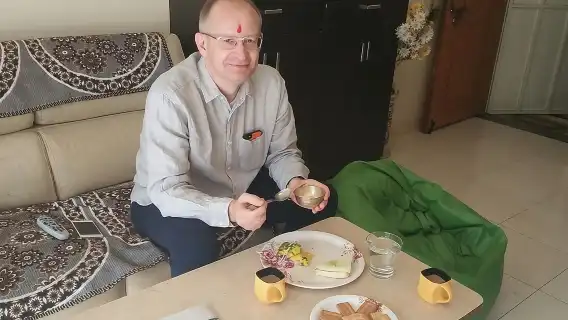 Immersive walking tour in Pune for cultural immersion with guide