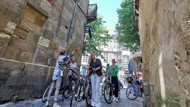 "Bordeaux by bicycle: a 3-hour tour immersive experience"