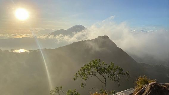 Bali: Caminata al amanecer en el Monte Batur, incluye traslado y todos los gastos.