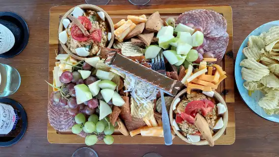Marina del Rey: Boat Cruise with Wine, Charcuterie and Music
