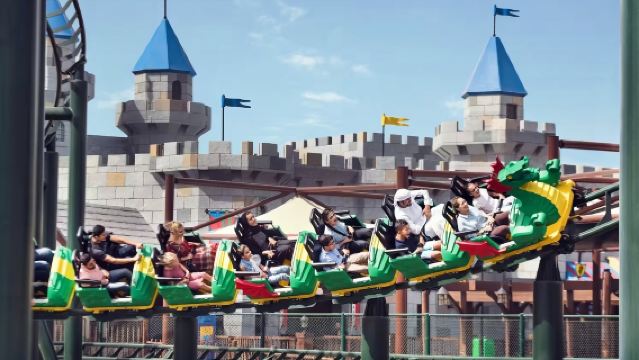 lawatan sehari keluarga di Dubai dengan sewaan peribadi ke Green Planet, Legoland dan Global Village