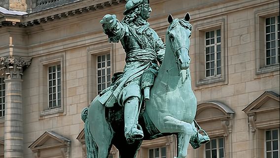 Versailles Palace Guided Tour from Paris with gardens, the Trianons and the Queen's Hamlet