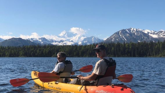 Парк штата Денали: экскурсия с гидом на каяках по озеру Байерс.