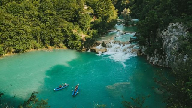 Berkayak di Air Terjun Mreznica dekat Danau Plitvice