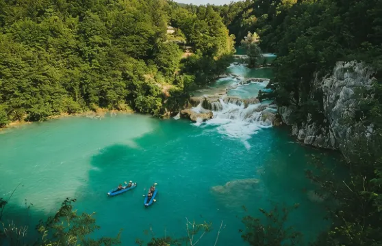 在普利特維採湖群附近劃獨木舟遊覽姆雷茲尼察瀑布