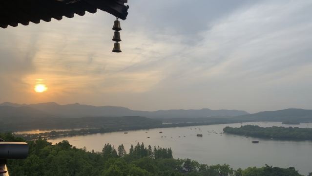 杭州西湖遊船+雷峰塔上午半日遊【10年以上專業導遊服務 人員導覽 環湖登塔觀西湖全景 含門票】