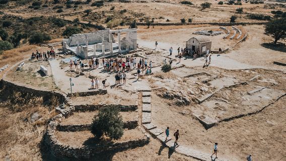 Naxos Highlights Bus Tour with Free Time for Lunch at Apeiranthos