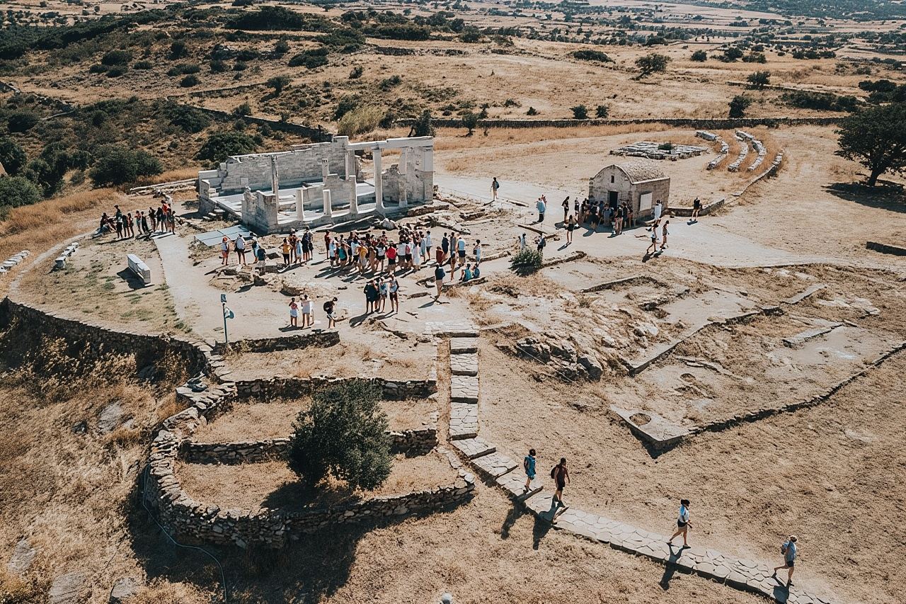 Tour in autobus delle attrazioni principali di Naxos con tempo libero per il pranzo ad Apeiranthos