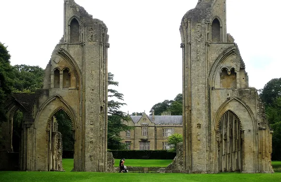 格拉斯頓伯里一日遊