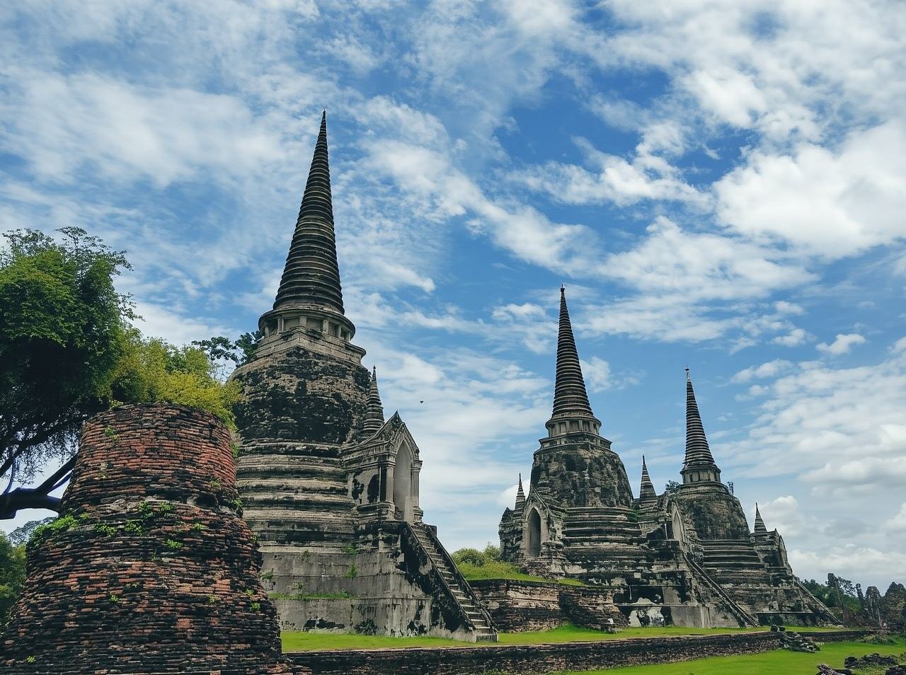 Bangkok Prasat Hin Phimai + Chaiwatthanaram + Wat Yai Chai Mongkhon + Wat Mahathat + Bang Pa-In Palace Day Tour