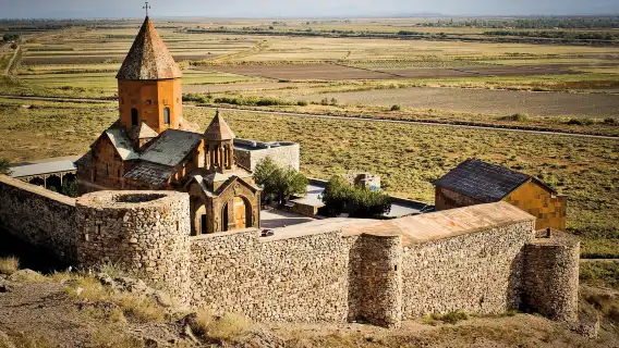 アルメニアの宗教と自然を巡るツアー：聖エチミアジンからノラヴァネクへ