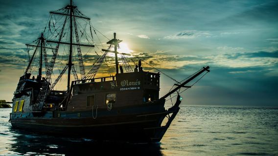 Cozumel: Crucero en barco pirata con barra libre, cena y espectáculo