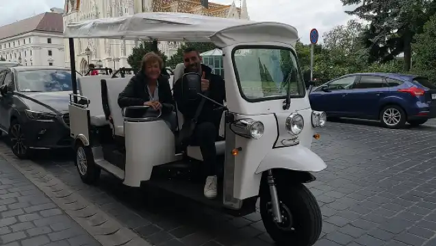 Budapest: Sightseeing Tour by Electric Tuktuk