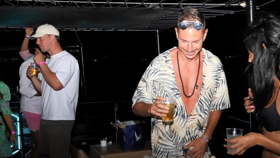 ริโอเดอจาเนโร: ปาร์ตี้เรือยามดึกพร้อมดีเจและการเต้นรำ