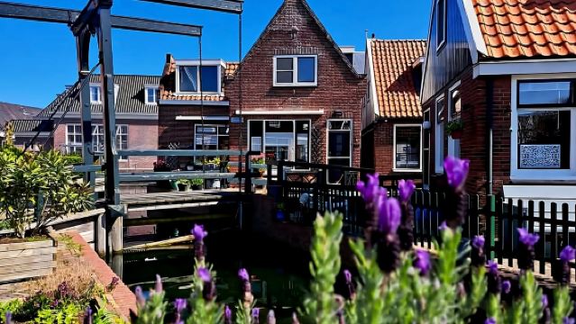 Lawatan sehari sewaan peribadi ke Istana Diraja Amsterdam + Muzium Negara + Kampung Kincir Angin + pelayaran terusan di Belanda