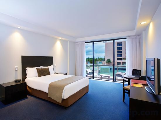 Crowne Plaza Surfers Paradise - Tap to explore photos