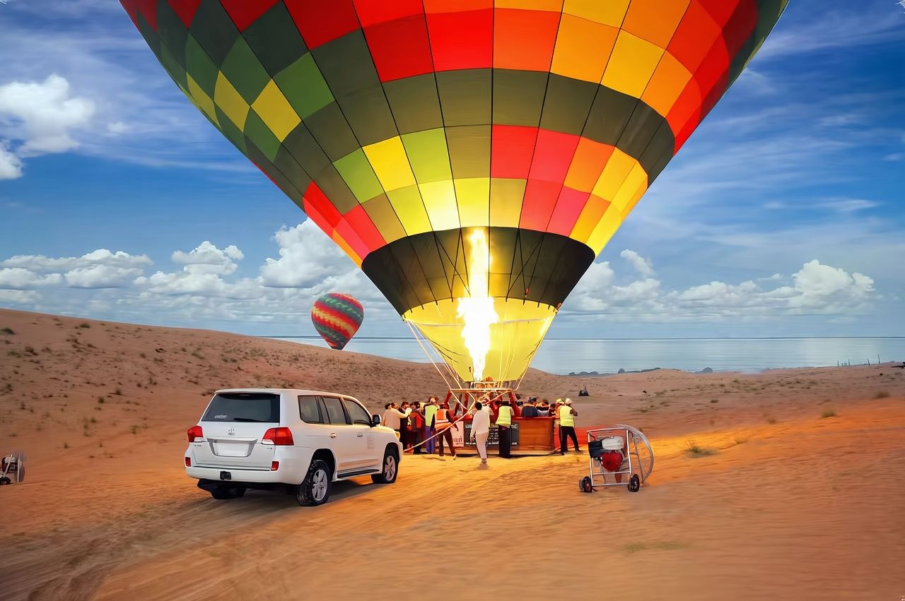 ドバイ砂漠熱気球 砂漠の日の出鑑賞/ファルコンショー/飛行証明書/ラクダ乗り コーヒー