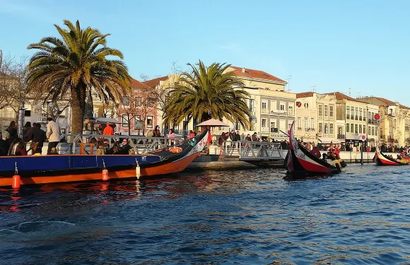 里斯本至波爾圖 最多 4 站：奧比多斯、納扎雷、法蒂瑪和阿威羅