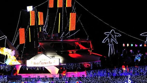 Newport Beach: Pelayaran Lampu Liburan 2025