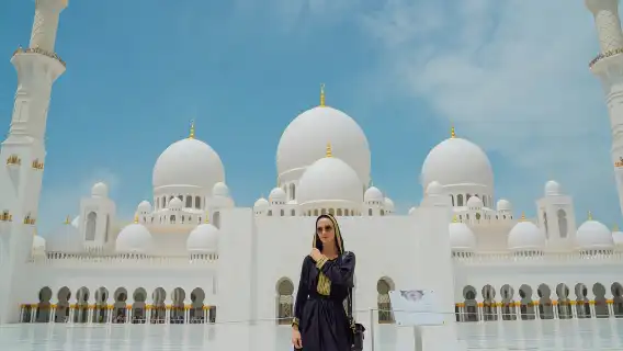 從杜拜出發：謝赫大扎耶德清真寺和法拉利世界之旅